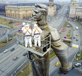 Как моют высоченный памятник Гагарину в Москве: фото - «Статьи о недвижимости»