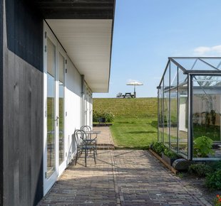 Маленький дачный дом на берегу озера - «Статьи»