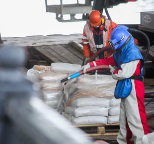 Как чистили и красили Автозаводский мост с воды: фото - «Статьи о недвижимости»